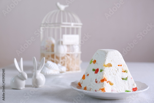 Foto Traditional curd Easter cake with candied fruits on light table