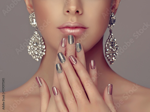 Foto Beautiful model girl with pink and gray  silver  metallic manicure on nails
