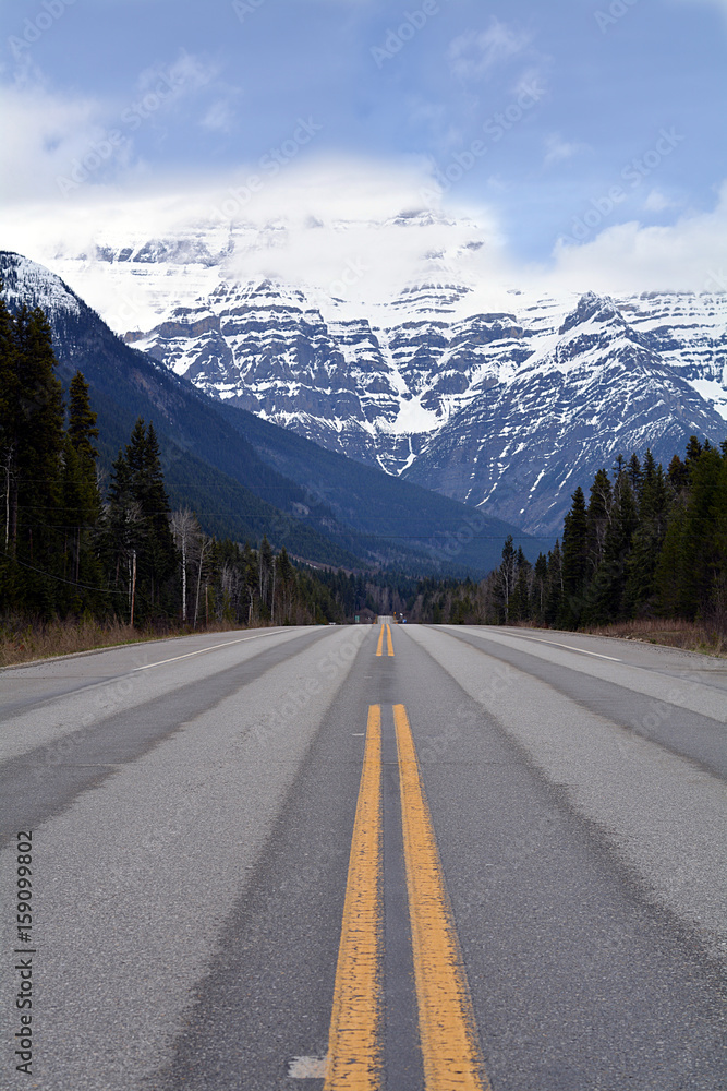 Fototapeta premium mount robson provincial park road