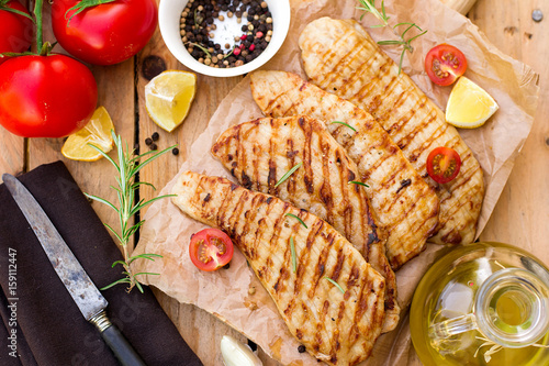 Fotografi Grilled pork escalopes with rosemary and cherry tomatoes