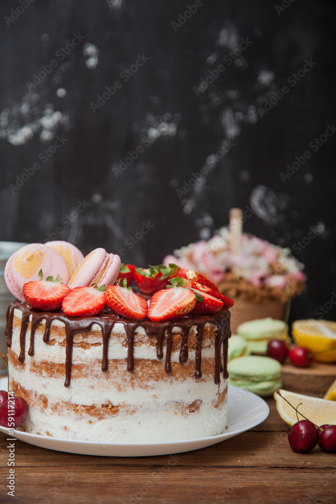  Naked cake with strawberries