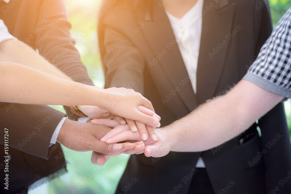 Fototapeta premium Podczas spotkania ludzie biznesu łączą się ze sobą