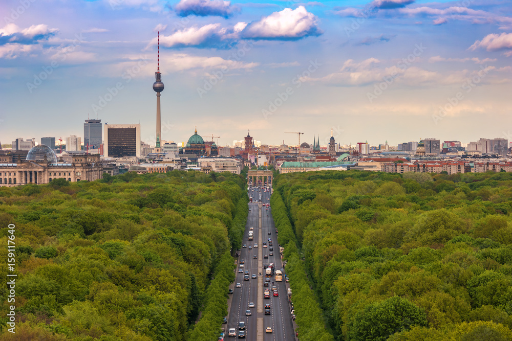 Obraz premium Berlin city skyline and Tiergarten, Berlin, Germany