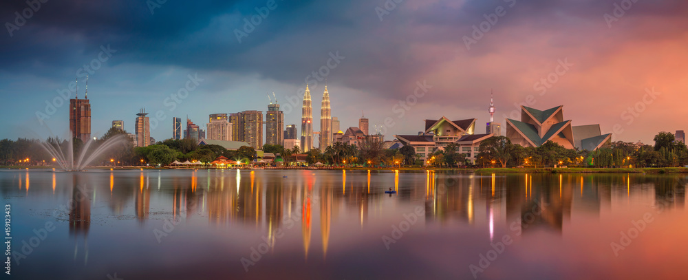 Fototapeta premium Panorama Kuala Lumpur. Pejzaż miejski z Kuala Lumpur, Malezja podczas zachodu słońca.