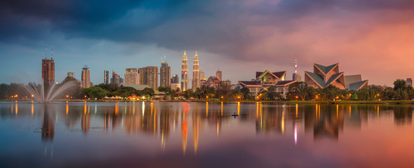 Tableau sur plexiglas Kuala Lumpur Kuala Lumpur coucher de soleil ciel embrasé  © rudi1976