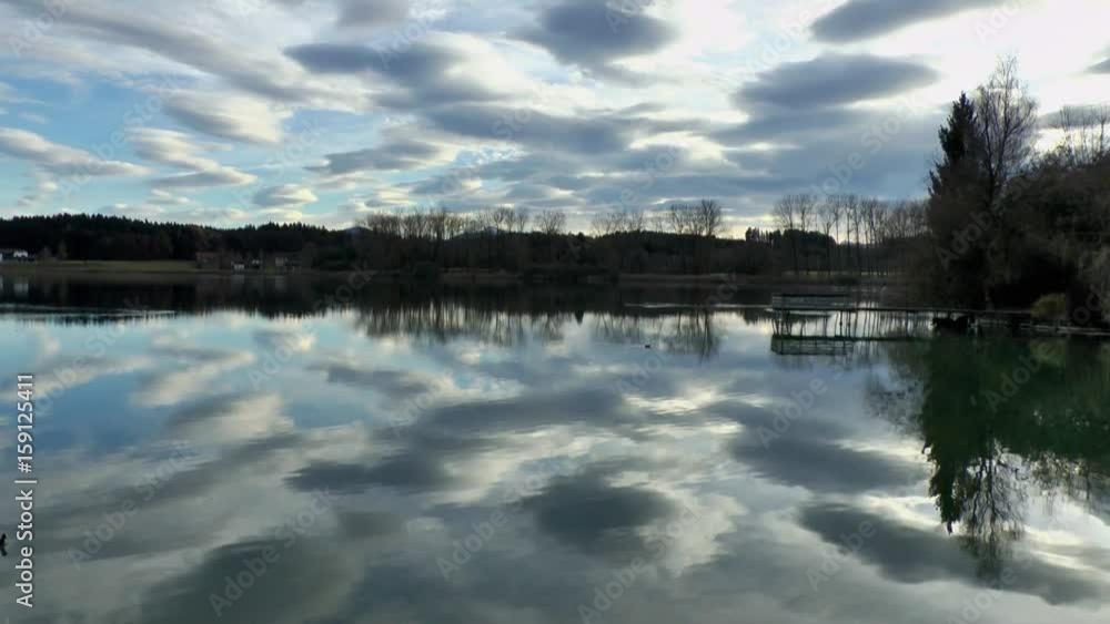 Oberbayerischer See mit Wolken Spiegelung Oberbayerischer See mit Wolken Spiegelung