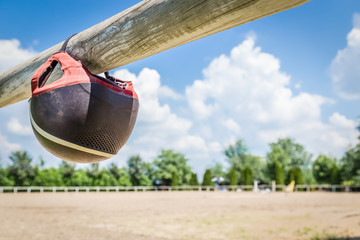 Sierkussen Paardrijden Cap op houten omheining manege  © zphoto83