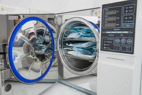 Cuadro en lienzo Modern laboratory autoclave sterilizer in dentistry sterilization department