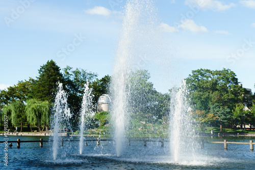 Obraz na płótnie 噴水と天文台 《夏の公園イメージ》 旭川市常盤公園 w salonie