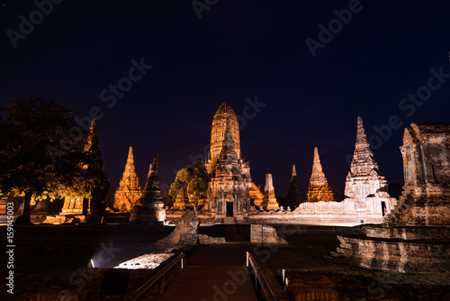 タイ・アユタヤ遺跡・ワット・チャイワッタナーラームの仏塔ライトアップ
