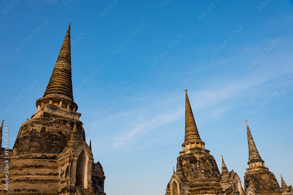 Fototapeta premium タイ・アユタヤ遺跡の ワット・プラ・シー・サンペットの遺跡群