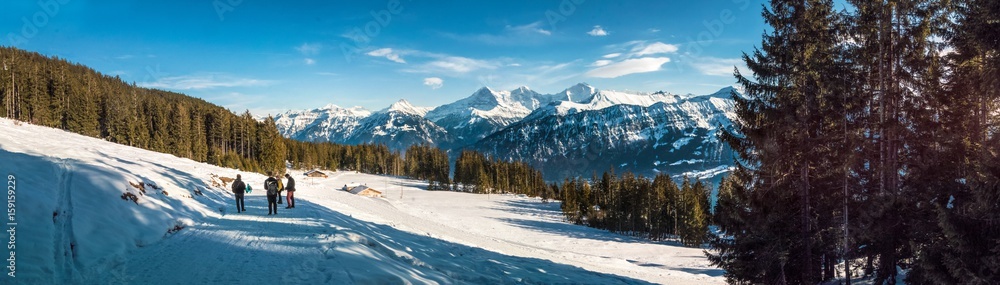 Winterwanderer im Berner Oberland, mit Schneebergen