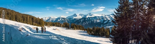 Winterwanderer im Berner Oberland, mit Schneebergen © lukasbieri