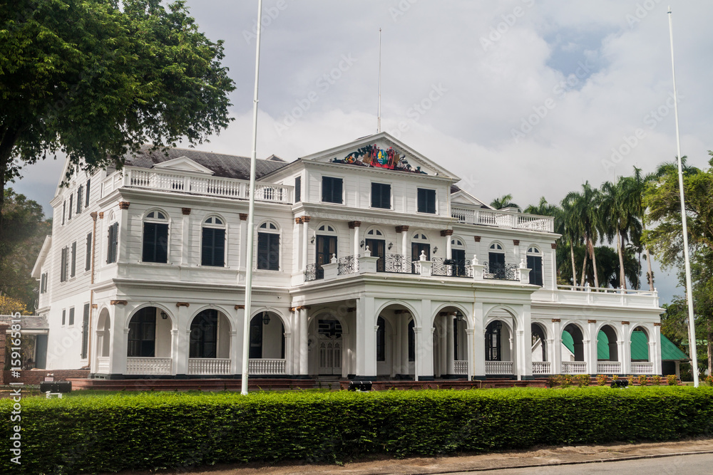 Obraz premium PARAMARIBO, SURINAME - AUGUST 5, 2015: Presidential palace in Paramaribo, capital of Suriname.