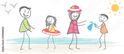 Une famille joue sur la plage avec ballon et bouée pour les vacances d'été