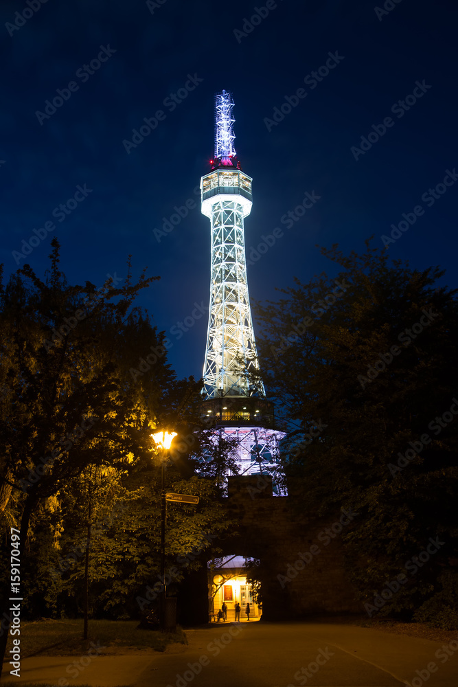 Obraz premium Prague Lookout Tower on Petrin hill at night