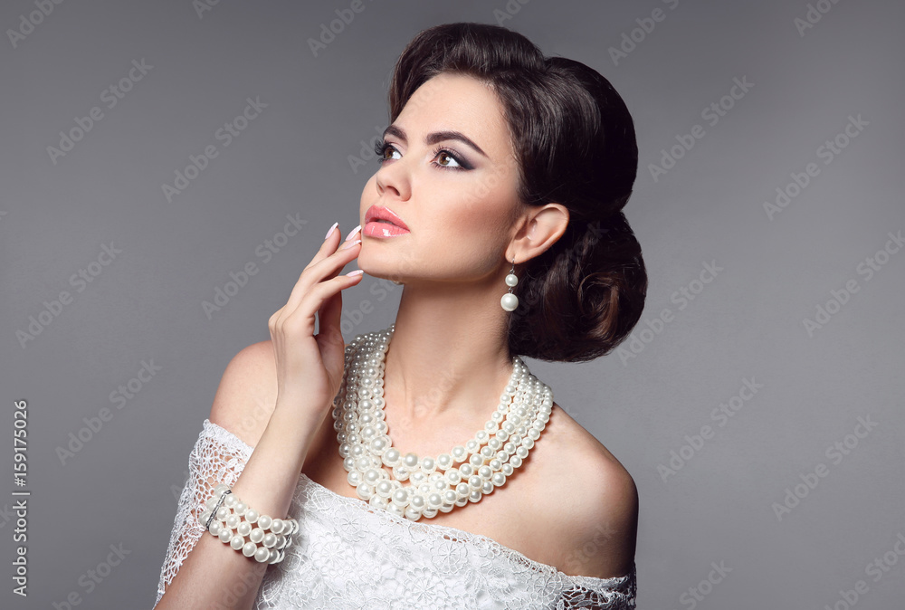 Obraz premium Beauty bride makeup. Elegant fashionable woman portrait. Retro hair style. Brunette model with pearls jewelry