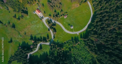 Luftaufnahme mit Kameraflug entlang Bergstrasse, Kamera senkrecht