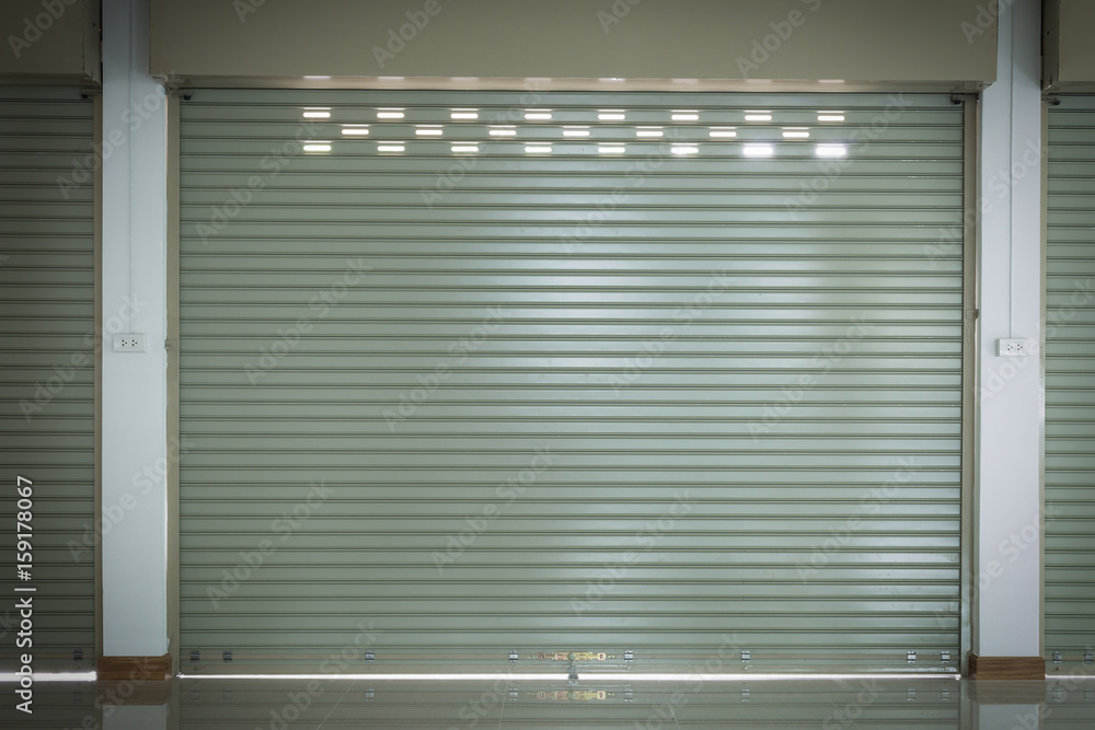 Fototapeta premium Aluminiowa metalowa brama roletowa w budynku magazynowym