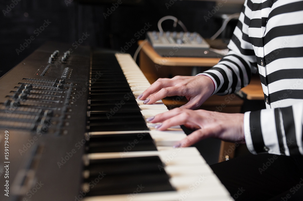 Obraz premium Hands music, synthesizer, piano