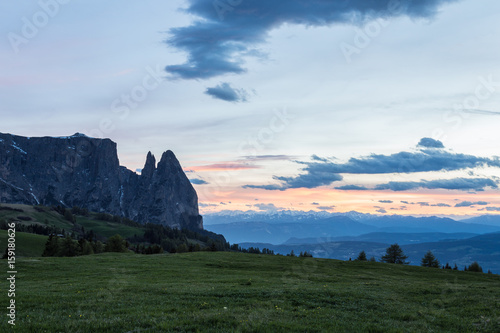 Südtiroler Alm nach Sonnenuntergang