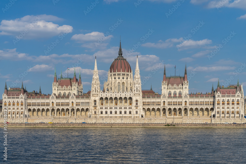 Parlamentsgebäude in Budapest zwischen blauem Himmel und blauer Donau