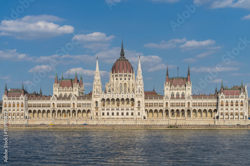 Parlamentsgebäude in Budapest zwischen blauem Himmel und blauer Donau © hk13114