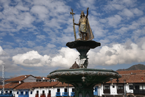 Statue de l'Inca de la fontaine de la plaza de Armas à Cusco au Pérou