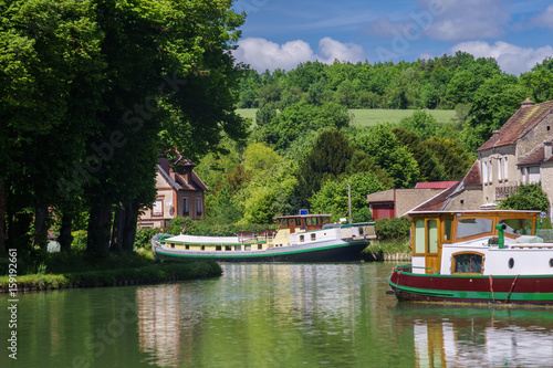 F, Burgund, Idylle mit Hausbooten am Canal de Bourgogne bei Tanlay