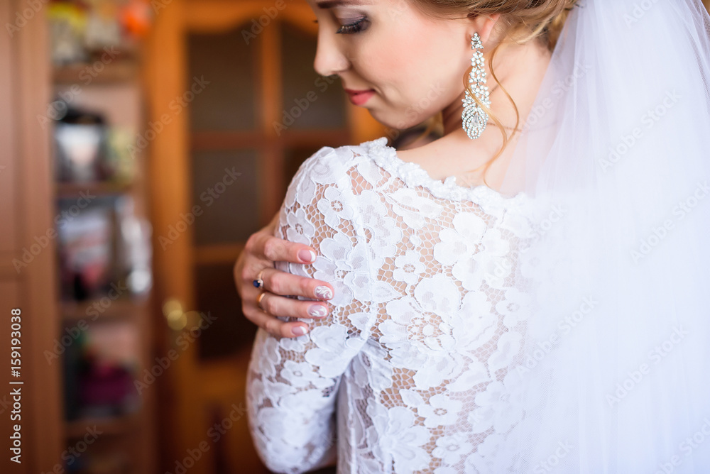 Naklejka premium Beautiful Bride Portrait wedding makeup hairstyle, gorgeous young woman in white dress at home.