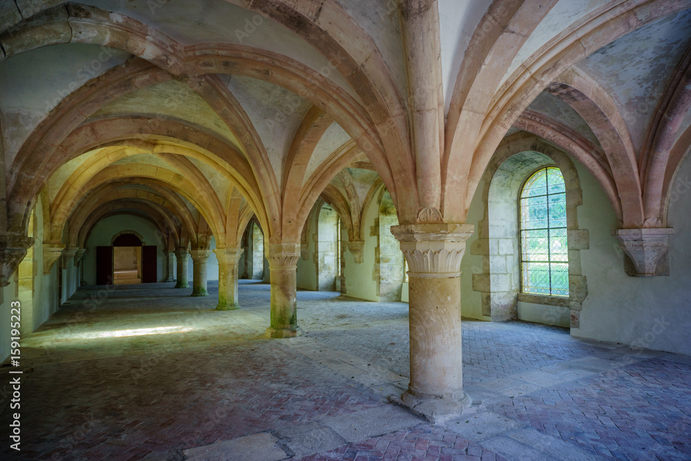 F, Burgund, Zisterzienserabtei Fontenay, UNESCO Welterbe, Blick in die Säulenhalle des Mönchssaals
