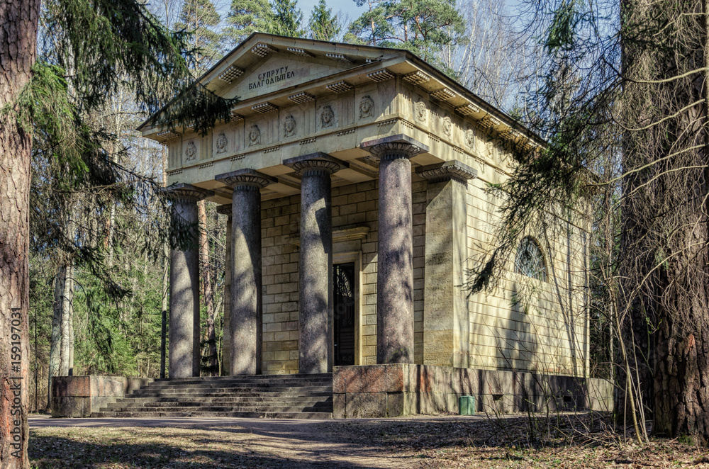 Naklejka premium Mausoleum to Husband-Benefactor in Pavlovsk Park