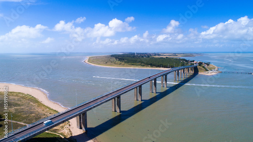 Photographie aérienne du pont de l'île de Noirmoutier, Vendée, France © altitudedrone