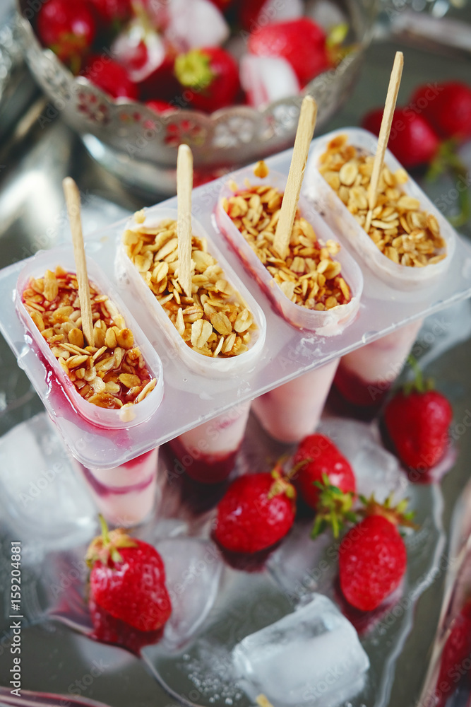 Frozen yoghurt popsicles with strawberries Frozen yoghurt popsicles with strawberries