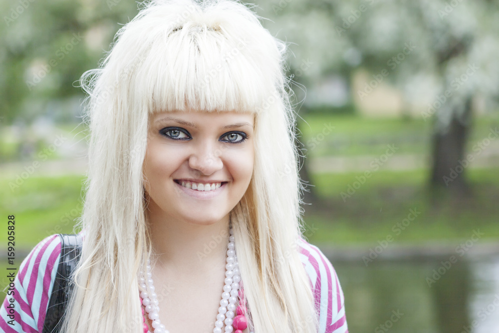 Naklejka premium teenage girl smiling
