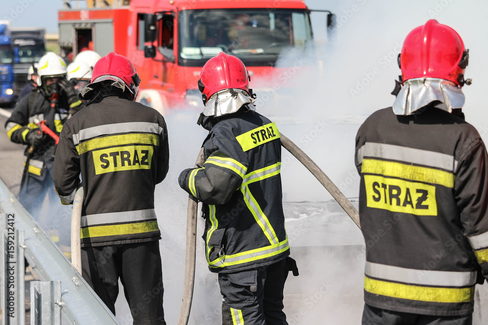 Fototapeta premium Polscy strażacy / straż pożarna w akcji
