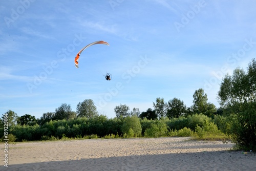 Obraz na płótnie A jetliner flying over the sandy banks of a river on a sunny summer day w salonie