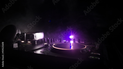 Tableau sur toile DJ Spinning, Mixing, and Scratching in a Night Club, Hands of dj tweak various t