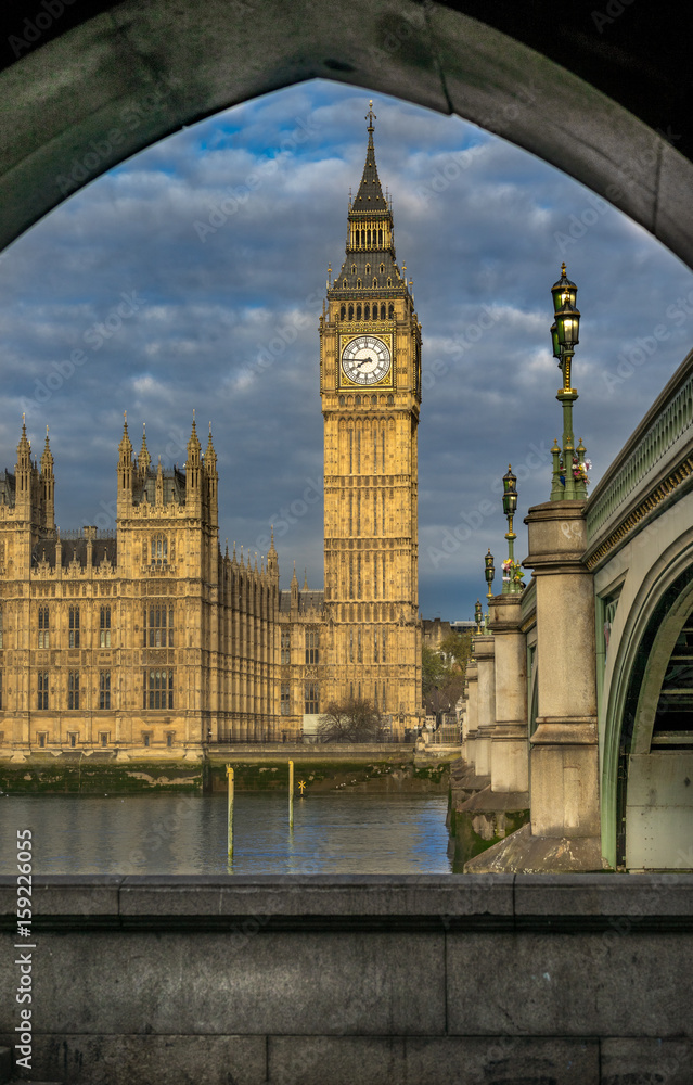 Fototapeta premium Looking through the archway to Big Ben and the Houses of Parliament