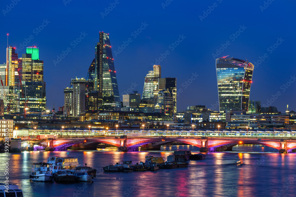 Obraz premium London skyline after duske and skyscrapers at financial district
