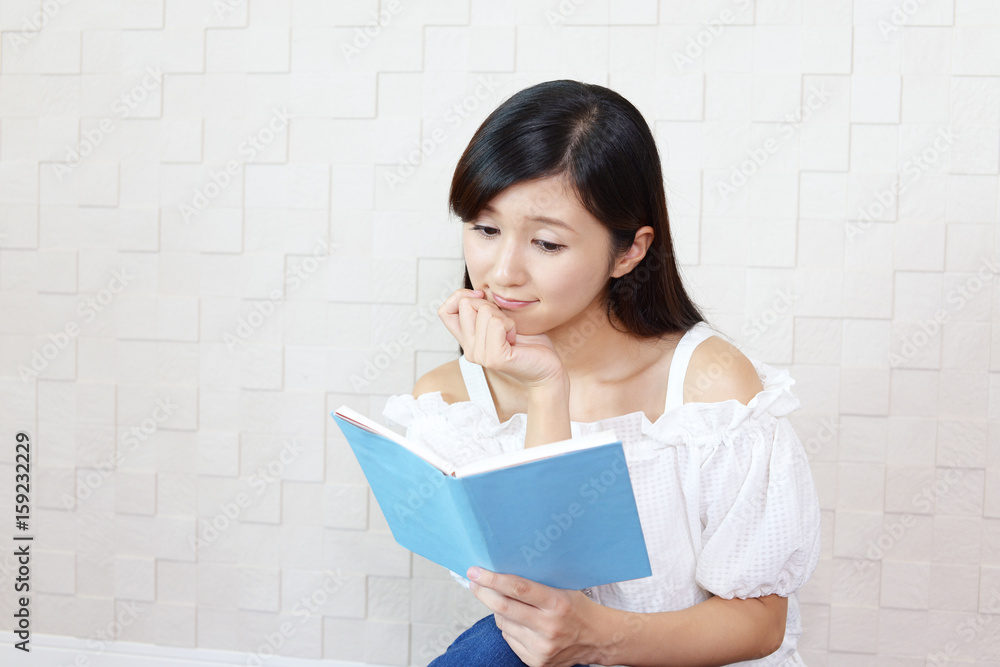 本を読む女性