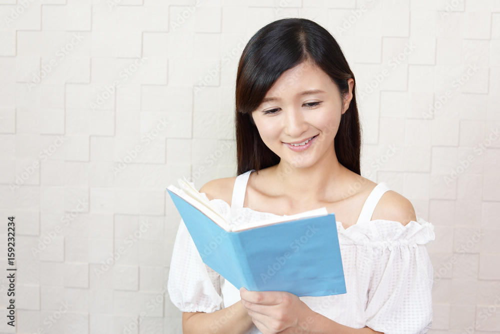 本を読む女性 本を読む女性