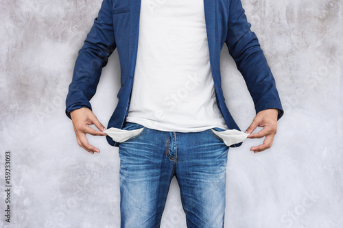 Fotografie Man showing his empty pockets