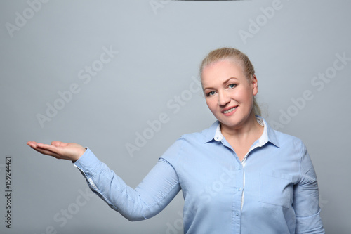 Portrait of mature woman ho...