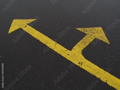 道路上の黄色い矢印