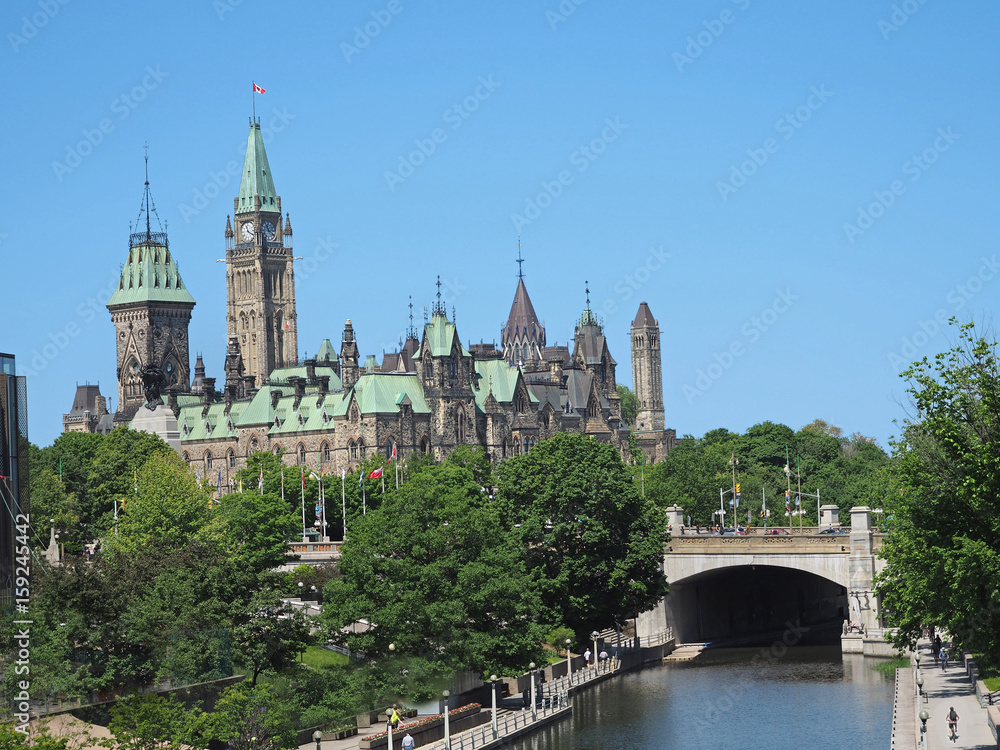 Fototapeta premium Side view of Canadian Parliament Building from the Rideau Canal