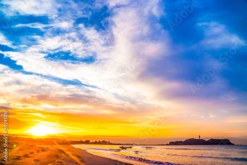 江ノ島の朝日とサーファー