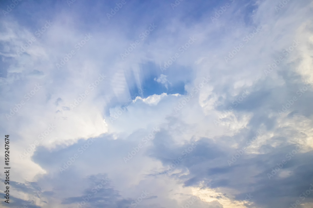 Foto de Nimbus clouds accumulator . (Cumulonimbus) Vertical cloud
