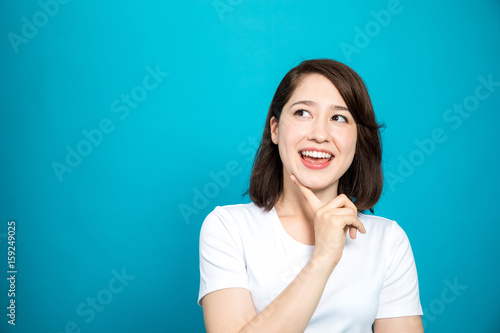 Canvas Print young woman looking up, getting an good idea concept