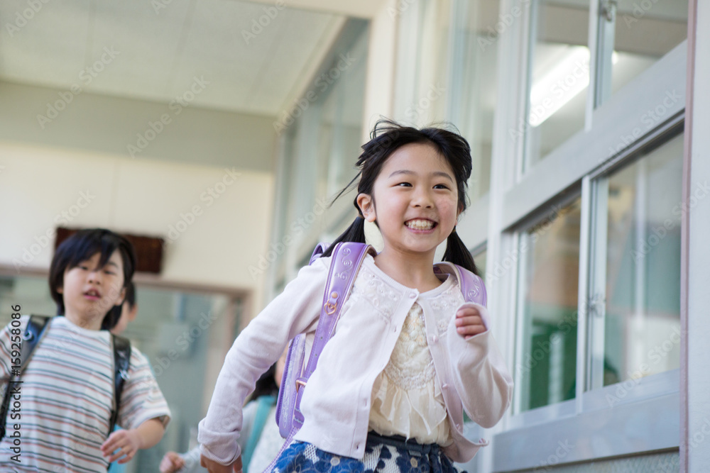 © milatas - ランドセルを背負った小学生